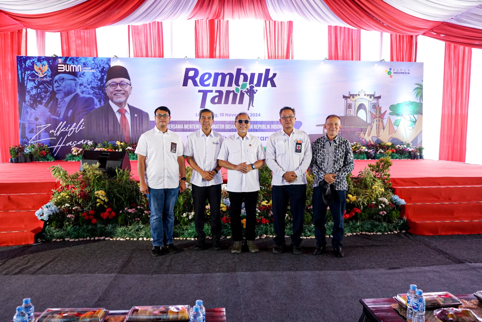 Menteri Koordinator Bidang Pangan Zulkifli Hasan dalam kunjungannya ke lapangan menemui para petani, memastikan ketersediaan pupuk subsidi di lapangan aman. Dok. Ist. Sidak di Lampung, Menko Pangan Ungkap Pupuk Melimpah Sampai ke Petani