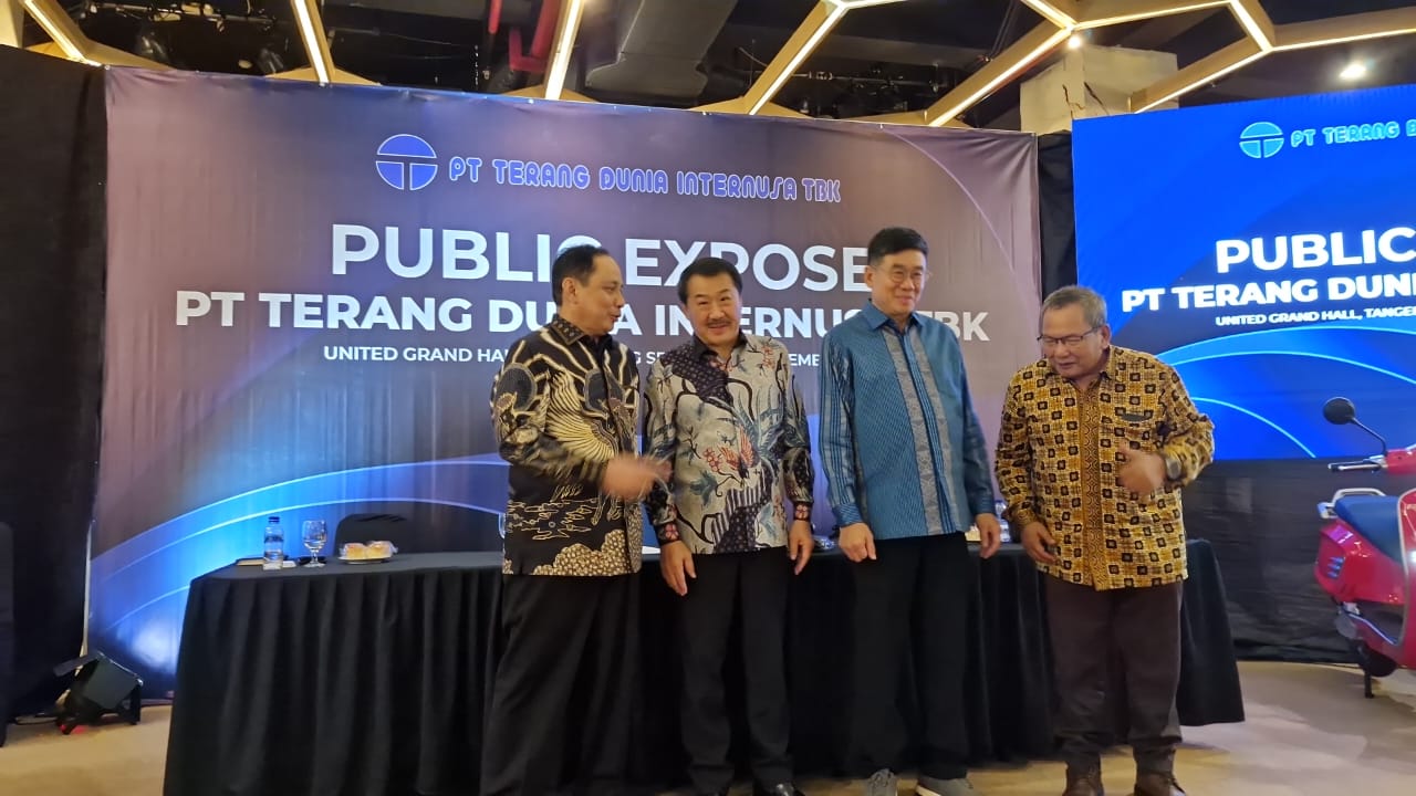 Kiri-Kanan: Gatot Eddy Pramono selaku Komisaris Independen, Andrew Mulyadi selaku Direktur PT. Terang Dunia Internusa Tbk, Henry Mulyadi selaku Direktur PT. Terang Dunia Internusa Tbk, dan Poltak Sihotang selaku Komisaris Independen. Dok. UNTD. Public Expose UNTD Kenalkan Motor Listrik Terbaru United E-Motor C2000