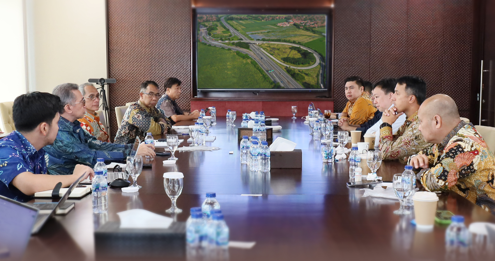 Pengurus Nusantara Infrastructure kala membicarakan komitmen pembangunan jalan tol sepanjang 10 Ribu KM Perkuat Komitmen, META Kebut Pembangunan Jalan Tol 10 Ribu KM