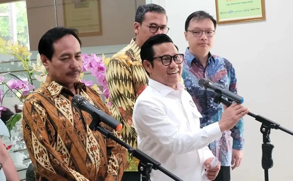 Menteri Koordinator Bidang Pemberdayaan Masyarakat (Menko PM) Muhaimin Iskandar (depan), usai mengunjungi pasien rehabilitasi kecanduan judi online di Rumah Sakit Umum Pusat Nasional Cipto Mangunkusumo (RSCM) Jakarta, Jumat (15/11/2024). (ANTARA/Sean Filo Muhamad) Cak Imin Mengaku Dimarahi Isteri Urusan Judi Online