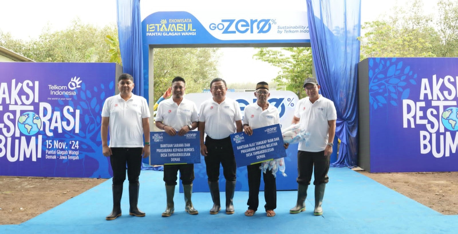 Penyerahan simbolis bantuan kepada Kepala Desa dan Perwakilan Warga Nelayan Tambak Bulusan oleh Direktur Utama Telkom Ririek Adriansyah (tengah), Direktur Human Capital Management Telkom Afriwandi (paling kiri) dan Direktur Keuangan & Manajemen Risiko Telkom Heri Supriadi (paling kanan) di Pantai Glagah Wangi, Demak, Jumat (15/11/2024). Luncurkan GoZero, Aksi Nyata ESG Telkom Demi Masa Depan Berkelanjutan