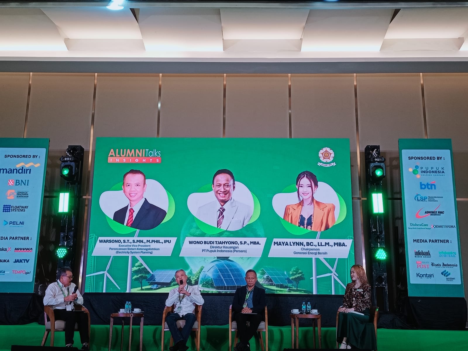 Kiri-Kanan: Prof. Dr. Eduardus Tandelilin, MBA, Wono Budi Tjahyono, S.P., MBA. selaku Direktur Keuangan Pupuk Indonesia, Warsono, S.T., S.Mn., M.Phil., IPU selaku Executive Vice President Perencanaan Sistem Ketenagalistrikan PLN, dan Maya Lynn, BC., LLM., MBA. selaku Chairperson Generasi Energi Bersih. Foto/Rizki EmitenNews.com KAGAMA-MBA Bahas Ekonomi Hijau Menuju Indonesia Emas 2045