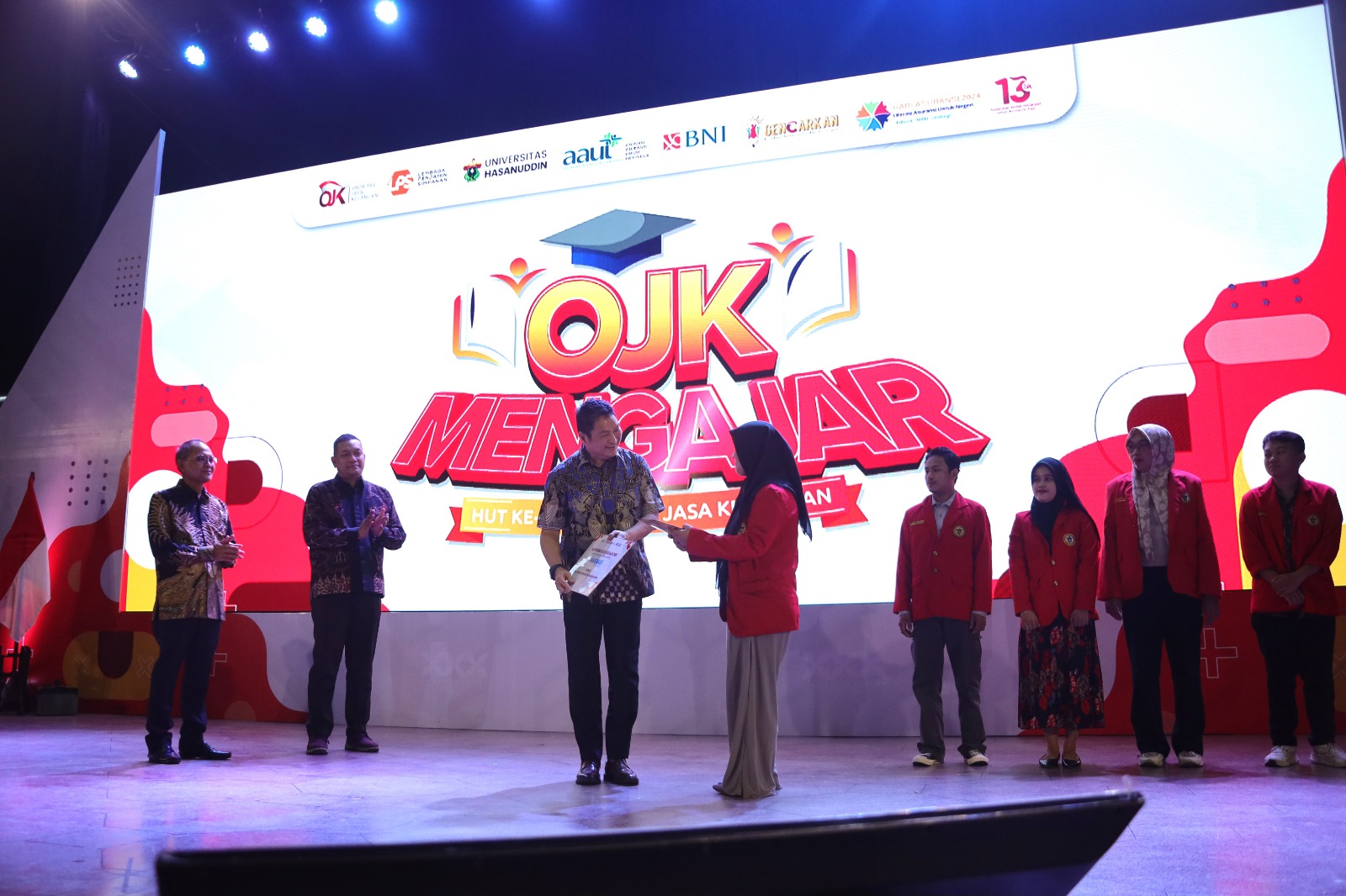 OJK Mengajar di Universitas Hasanuddin. DOK/ISTIMEWA Maximus Insurance Serahkan Jaminan Kecelakaan Diri ke Mahasiswa Unhas