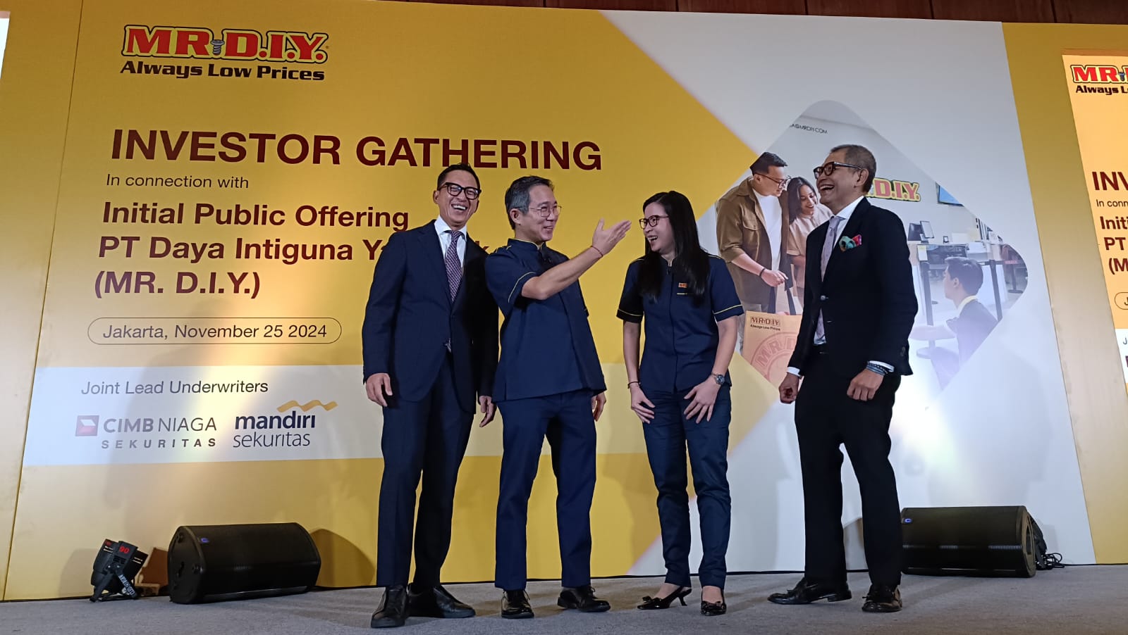 Kiri-Kanan: Oki Ramadhana - President Director PT Mandiri Sekuritas, ?Edwin Cheah - President Director PT Daya Intiguna Yasa Tbk (MR. D.I.Y.), ?Rika Juniaty Tanzil - Director PT Daya Intiguna Yasa Tbk (MR. D.I.Y.), dan ?Harry Supoyo - President Director PT CIMB Niaga Sekuritas. dok. MR. D.I.Y. MR. D.I.Y. (MDIY) Siap Go Public, Perkuat Posisi Pasar Ritel Indonesia