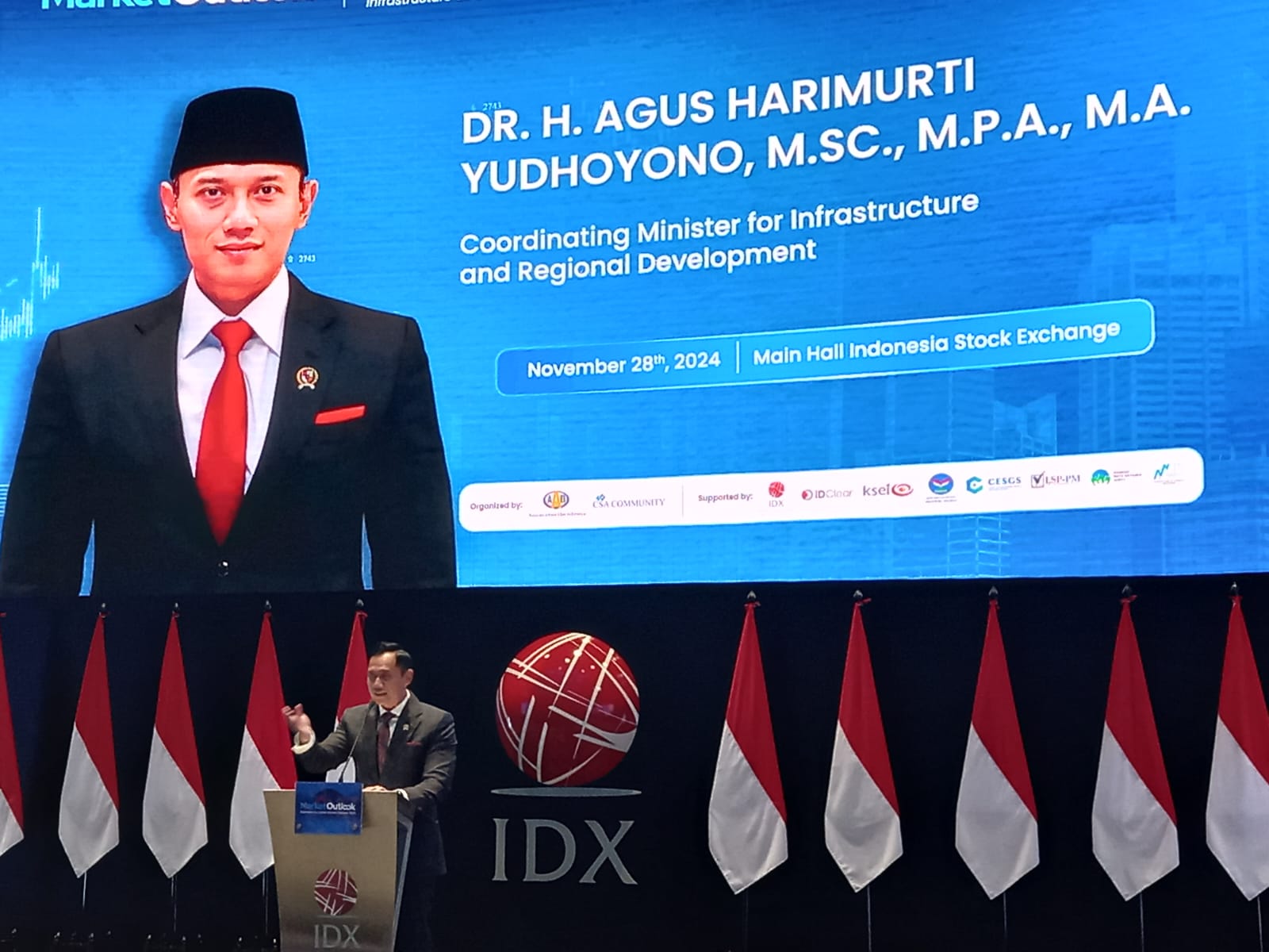 Dr. H. Agus Harimurti Yudhoyono, M.Sc., M.P.A., M.A. Menteri Koordinator Infrastruktur dan Pembangunan Kewilayahan Republik Indonesia saat menjadi Keynote Speech Economi & Capital Market Outlook 2025 bersama Direksi SRO dan pakar di Pasar Modal di MainHallBEI. Foto/Rizki EmitenNews Sistem Keuangan Berkelanjutan Berbasis ESG Hadapi Berbagai Tantangan