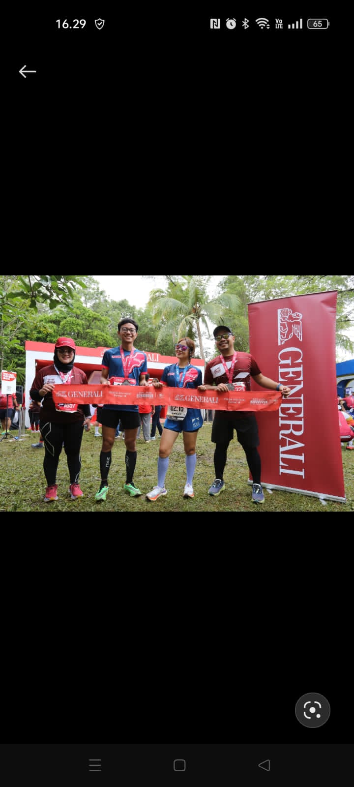 Manajemen Generali Indonesia Vivin Arbianti Gautama, Chief Marketing and Partnership Distribution (paling kiri) didampingi Windra Krismansyah, Head of Corporate Communications (paling kanan) saat sesi seremoni pemberian proteksi asuransi kepada perwakilan pelari Borobudur Marathon 2024 pada Minggu, 1 Desember 2024 di Taman Lumbini, Kawasan Candi Borobudur, Magelang, Jawa Tengah. Dok. Generali Indonesia. Bank Jateng Borobudur Marathon 2024, Generali Proteksi 10 Ribu Pelari