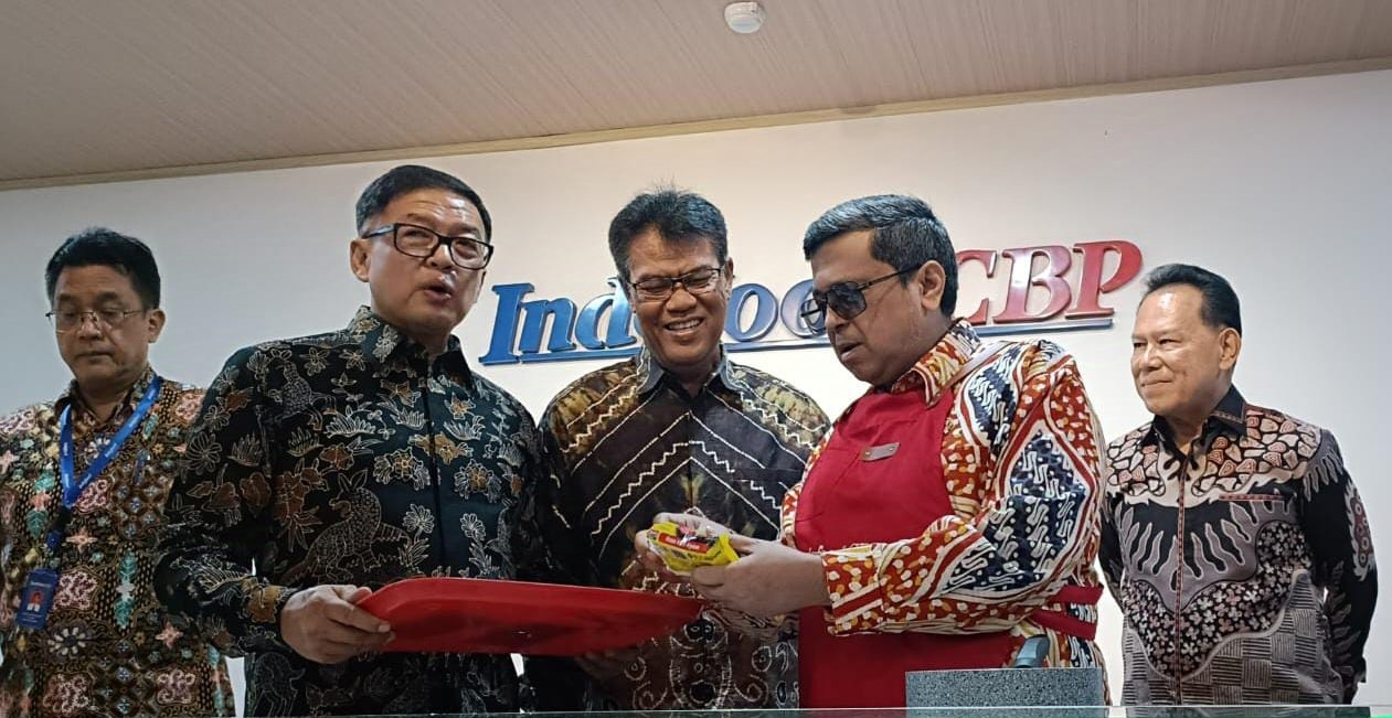 Kiri-kanan: Naiktua Sinabutar (CQA Manager PT Indofood CBP Sukses Makmur Tbk), efanus Indrayana (Head of Corporate Communications Division PT Indofoos Sukses Makmur Tbk), Agus Suprapta (Ketua Sekretariat Halal Indofood), Ka BPJPH Dr. H. Ahmad Haikal Hassan S.T., M.T, Harry Tampi (Kepala Cabang Divisi Mi Instan Cibitung PT Indofood CBP Sukses Makmur Tbk). Dok. Indofood CBP. Ke Indofood CBP (ICBP), BPJPH Dorong Industri Makanan Halal Mendunia