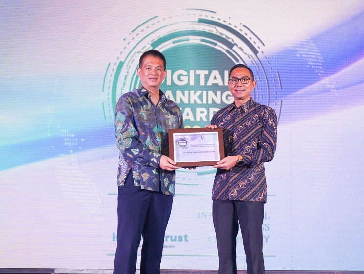 Manajemen Bank Raya ketika menerima penghargaan. Bank Raya (AGRO) Raih Digital Banking Awards 2024, Karena Ini