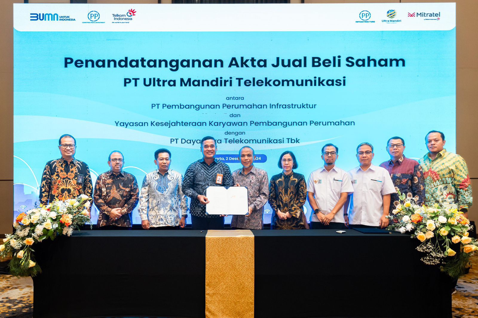 Anak usaha PT PP (Persero) Tbk. (PTPP), PT PP Infrastruktur menandatangani Akta Jual Beli Saham (Share Purchase Agreement) pada salah satu anak usahanya yang bergerak di Bidang Telekomunikasi yaitu PT Ultra Mandiri Telekomunikasi (PT UMT) dengan PT Dayamitra Telekomunikasi Tbk. (MTEL), atau Mitratel. Dok. Ist. Anak Usaha PTPP Ini, Tandatangani Akta Jual Beli Saham dengan Mitratel