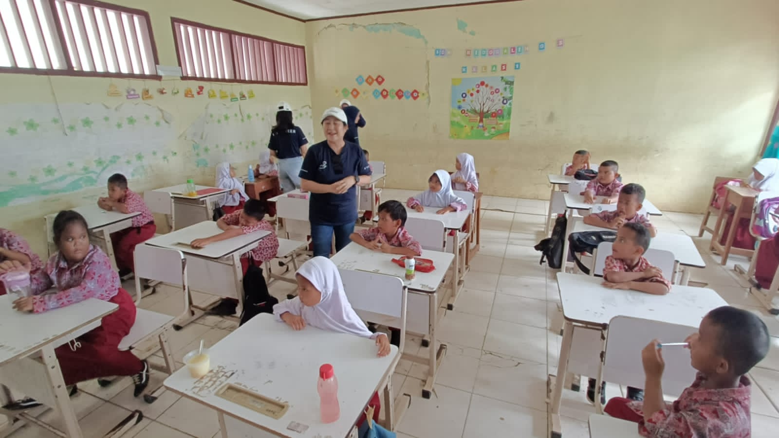 Manulife Indonesia menyelenggarakan kegiatan pengembangan masyarakat di Desa Ridogalih, sebagai bagian dari program Global Volunteer Days. Inisiatif ini mendorong karyawan, agen, dan tenaga ahli keuangan untuk berpartisipasi aktif dalam kegiatan sosial yang berkontribusi terhadap kesejahteraan masyarakat. Dok. Ist. Manulife Volunteer Days 2024, Aksi Sosial Sejahterakan Masyarakat