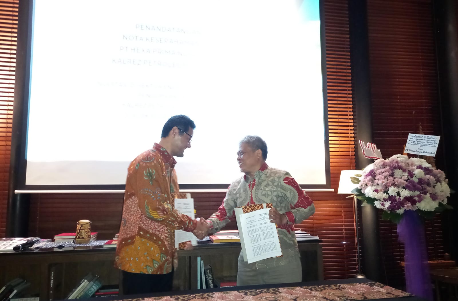 Kiri-Kanan: Direktur PT Kalrez Petroleum Ltd Yogi Andriyadi dan Perwakilan Direktur PT Hexa Prima Nusantara (HPN saat penandatangan kerjasama investasi. Foto/Rizki EmitenNews Rambah Sektor Energy, Pengendali Baru FUTR Inves di Kalrez Petroleum