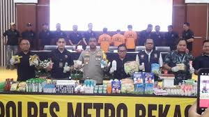 Polres Metro Bekasi membongkar kasus praktik penjualan produk usang tidak layak itu, dari sebuah rumah tinggal di Kavling Mandiri Nomor 52C Desa Bahagia, Babelan, Kabupaten Bekasi, Jawa Barat. Polisi tangkap tiga pelaku. Dok. Tribunnews. Waspadai Kejahatan Jual Produk Modus Ubah Tanggal Kedaluwarsa