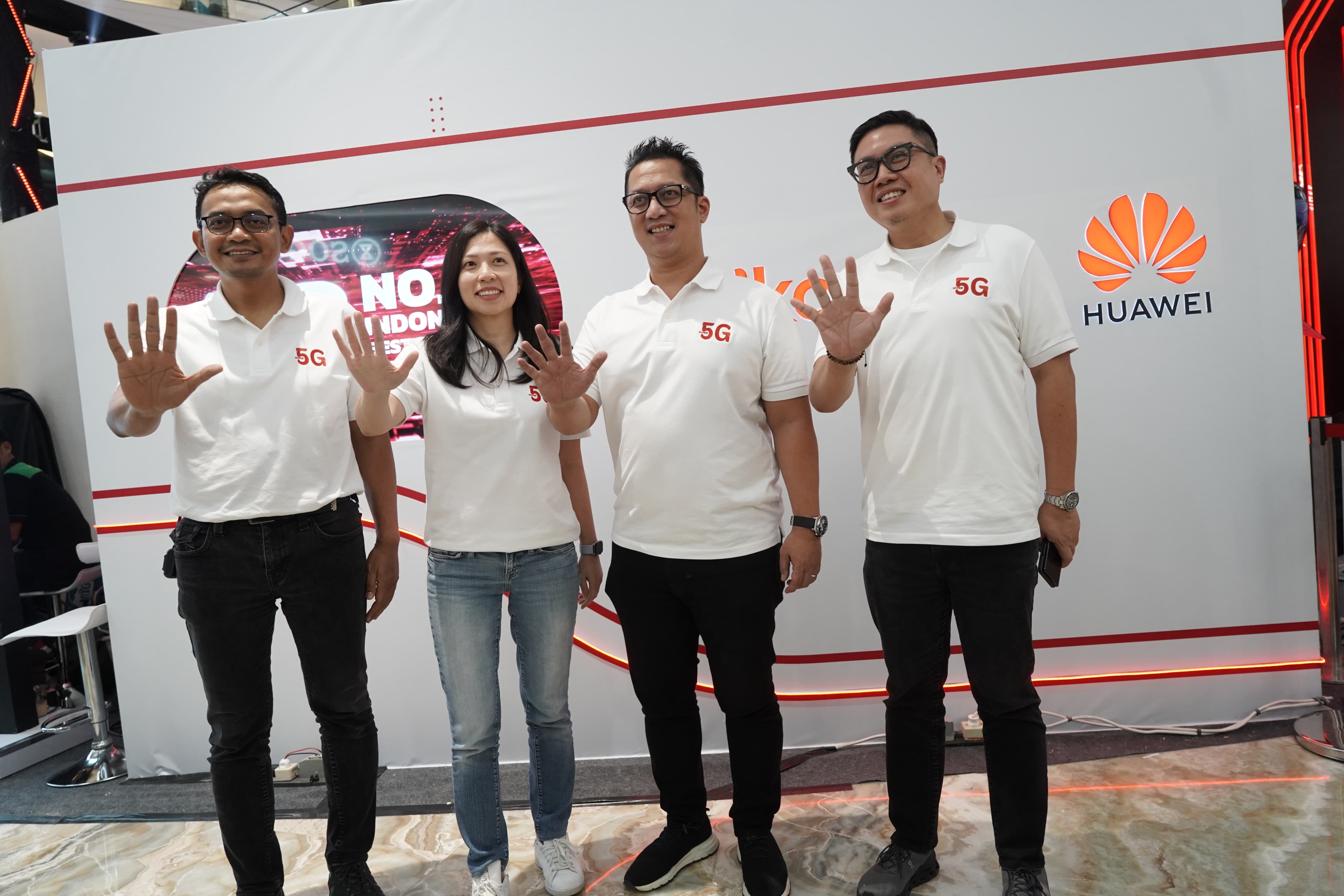 Direktur Network Telkomsel Indra Mardiatna (dari kiri), bersama Direktur Information Technology Telkomsel Joyce Shia, Direktur Sales Telkomsel, Adiwinahyu Basuki Sigit, dan Direktur Marketing Telkomsel, Derrick Heng, memperlihatkan 5G dalam rangka menyambut Natal dan Tahun Baru 2024/2025 (NARU), di Jakarta, Jumat (6/12/2024). (Foto: Endang Muchtar) Telkomsel Perluas Jaringan 5G Hyper AI di Jabodetabek