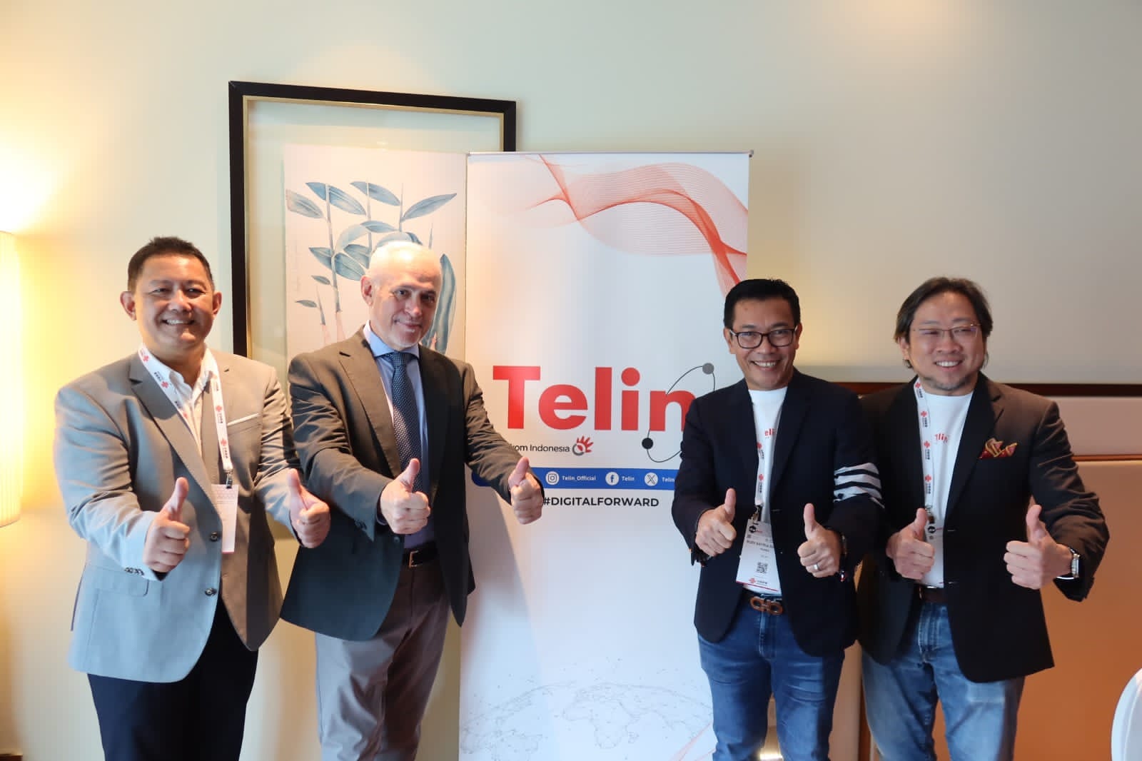 Direktur Wholesale & International Service Bogi Witjaksono (Paling Kiri), Direktur Eksekutif Citra Connect & NDP Marco Bardelli (Kedua dari Kiri), CEO Telin Budi Satria Dharma Purba (Kedua dari Kanan), Chief of Product Telin Azmal Yahya (Paling Kanan). Dok. Telkom. Kolaborasi Telin dan Citra Connect Perkuat Ekonomi Digital Indonesia