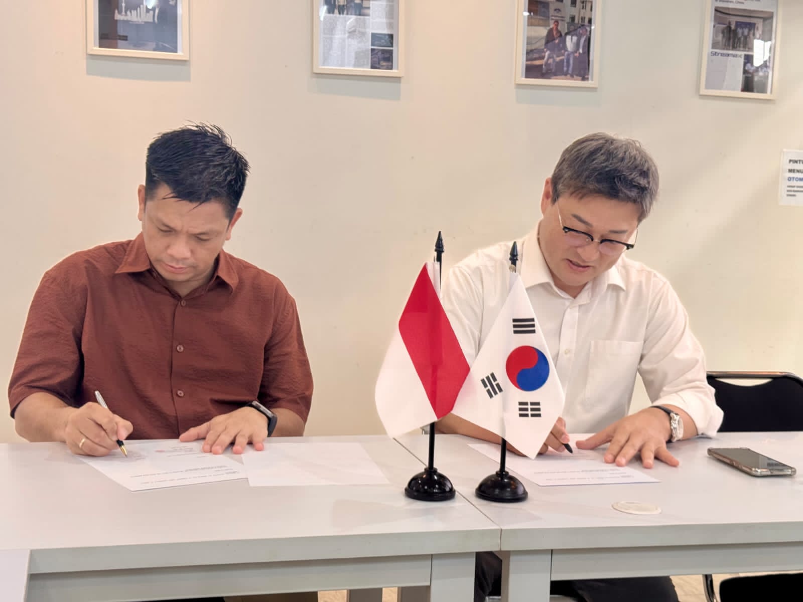 Direktur Utama PT Teknologi Karya Digital Nusa Tbk. (TRON), David Santoso dan Lim Jong Cheon, Government Relationship Officer of Cudo Communication mengumumkan kerja sama strategis. Dok.ist. TKDN-Cudo, Kembangkan Sistem Transportasi dan Smart City di Indonesia