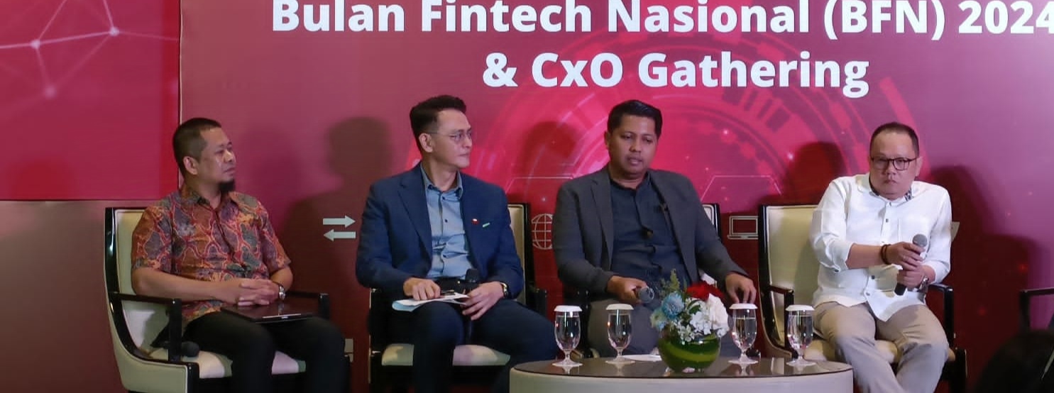 Head of Digital Economy CIMB Niaga Dedy Sahat (kedua kiri) bersama Deputi Direktur Departemen Kebijakan Sistem Pembayaran Bank Indonesia (BI) Novyanto (kiri), Presiden Direktur ShopeePay Indonesia Radityo Triatmojo (kedua kanan), dan Direktur Government Relations Xendit Group Rifai Taberi (kanan) saat diskusi panel Event Closing Bulan Fintech Nasional (BFN) bertema “Integrating Innovation: Empowering Digital Growth and Financial Inclusion through Bank-Fintech Collaboration” di Jakarta, Kamis (12/12/2024). Dok. CIMB Niaga. Dukung BFN 2024, CIMB Niaga (BNGA) Perkuat Kolaborasi Melalui Open API