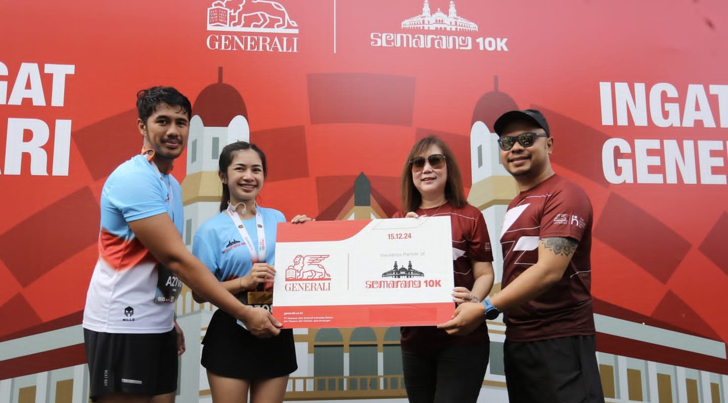 Manajemen Generali Indonesia Jutany Japit selaku Director and Chief Operation Officer (kedua dari kanan) yang didampingi oleh Windra Krismansyah selaku Head of Corporate Communications (paling kanan) saat sesi seremoni pemberian proteksi asuransi kepada perwakilan pelari Semarang 10K 2024 (kiri) pada Minggu, 15 Desember 2024 di Balaikota Kota Semarang, Jawa Tengah. Dok. Generali Indonesia. Wujudkan Semangat Hidup Sehat, Generali Indonesia Dukung Semarang 10K