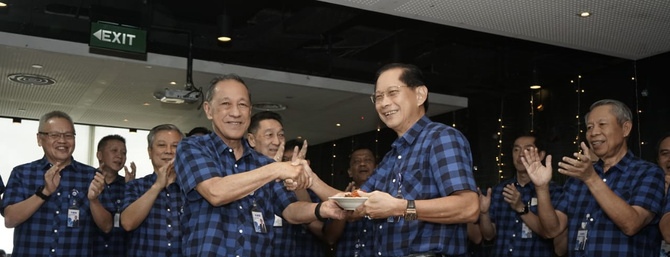 Presiden Komisaris BCA Djohan Emir Setijoso (kiri) bersama Presiden Direktur BCA Jahja Setiaatmadja (kanan). Dok. BeritaSatu. Preskom Bank Central Asia (BBCA) Mundur, Ini Profil Singkatnya