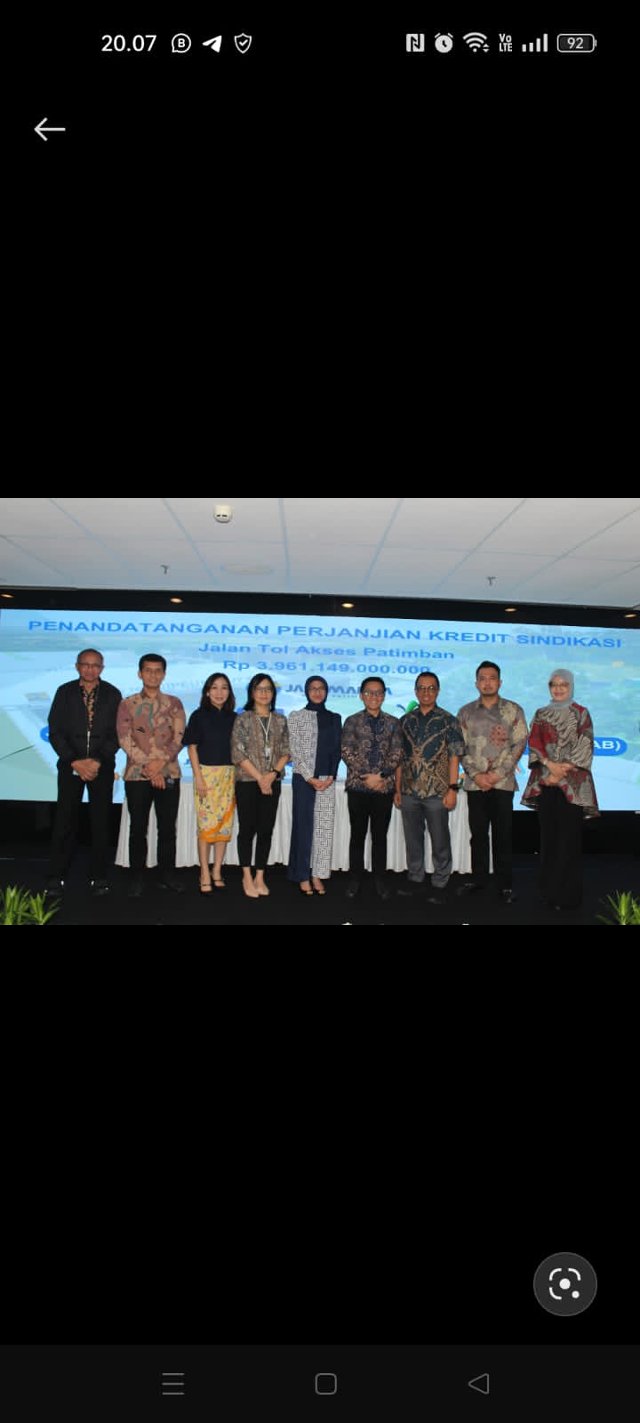 Senior Vice President Corporate Banking Group BCA Yayi Mustika P (tengah), Direktur Utama PT Jasamarga Akses Patimban (JAP) Victor Nazarenko Mahandre (keempat kanan), Senior Vice President Corporate Finance Group BCA Maria Jashinta Fransiska (Keempat dari kiri), dan Senior Vice President Corporate Branch BCA Liliani Kurniawan (Ketiga dari kiri) menghadiri seremoni penandatangan perjanjian kredit sindikasi untuk pembangunan Jalan Tol Akses Patimban. Dok. BCA. Pembangunan Infrastruktur, BCA Salurkan Kredit Sindikasi ke Jasa Marga