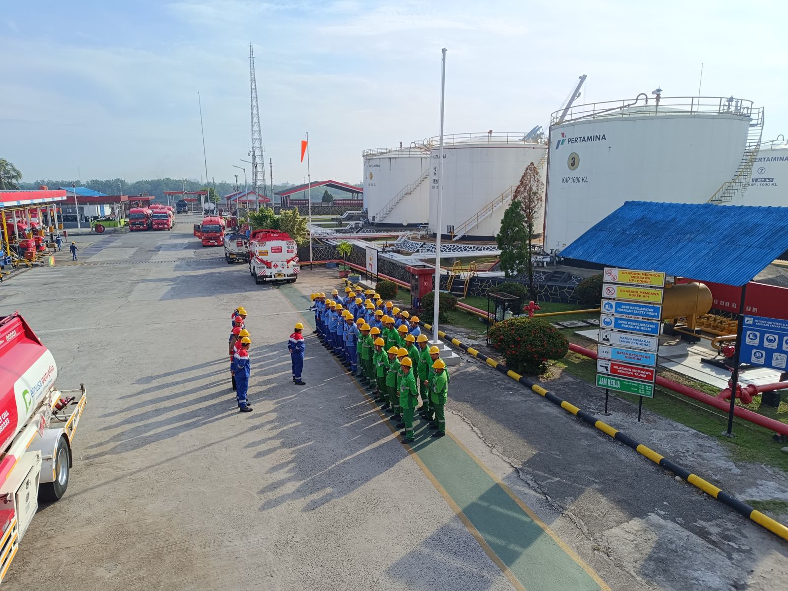 Elnusa Petrofin (EPN), anak usaha dari Elnusa Tbk (ELSA), kembali menunjukkan komitmen penuh untuk mendukung Pertamina Patra Niaga memastikan ketersediaan energi bagi masyarakat. Melalui keterlibatan aktif dalam Satuan Tugas Nataru Pertamina, Elnusa Petrofin menghadirkan dukungan operasional yang maksimal guna menjamin distribusi energi tetap lancar khususnya selama periode liburan Natal dan Tahun Baru 2024/2025. Dok. Pertamina. Satgas Nataru Pertamina, Elnusa Petrofin Pastikan Ketersediaan Energi