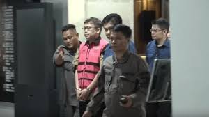 Mantan General Manager PT Antam Tbk. (ANTM), Abdul Hadi Aviciena (rompi pink). Dok. Media Indonesia. Kasus Korupsi Emas, Eks GM Antam Kena Hukuman 4 Tahun Penjara