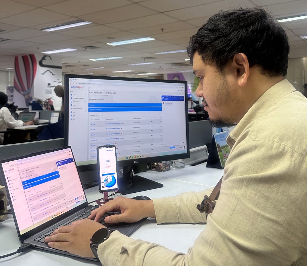 Tampak salah seorang karyawan serius bekerja dengan memanfaatkan bantuan AI. FOTO - ISTIMEWA Dongkrak Kualitas SDM, BTN Maksimalkan Peran AI