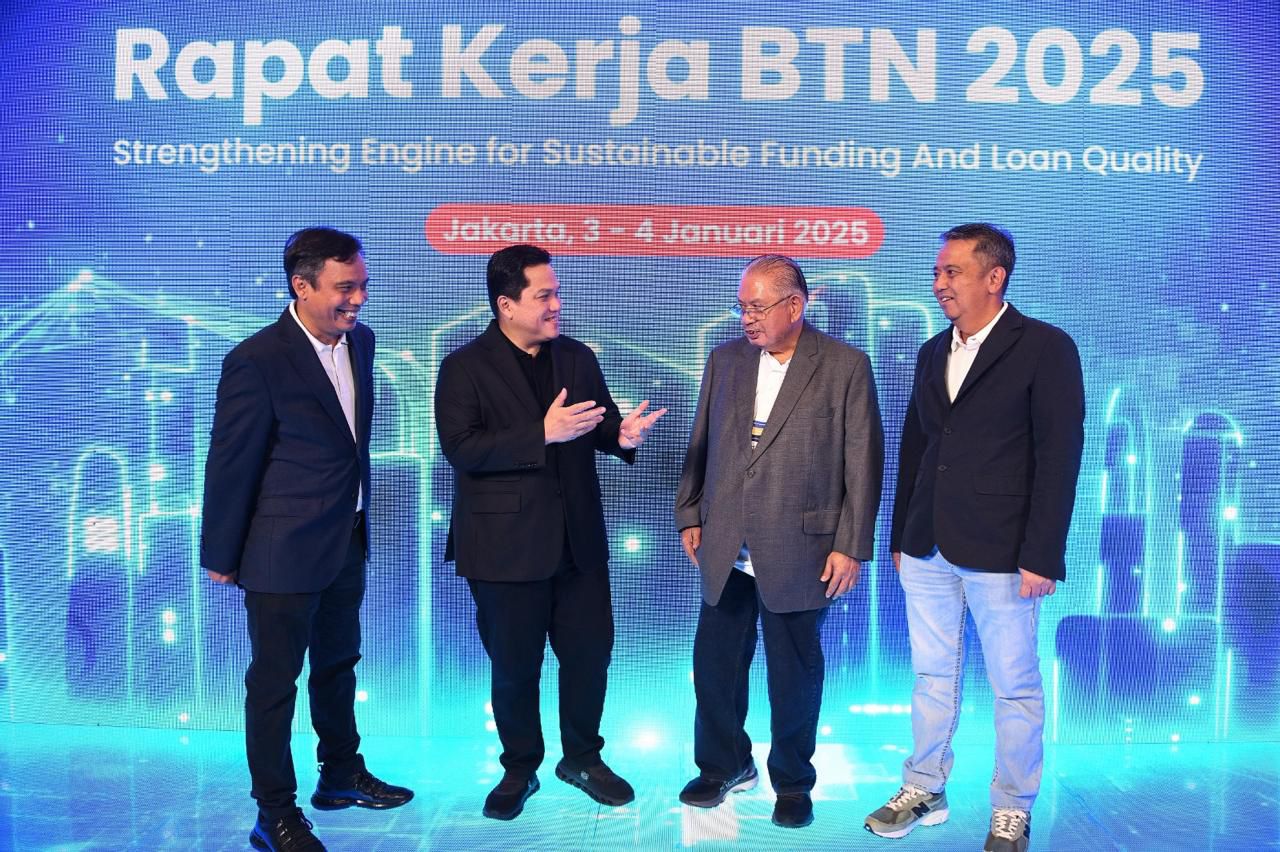 Menteri BUMN Erick Thohir (dua kiri) berbincang santai dengan insan Bank BTN dalam Raker BTN 2025. FOTO - ISTIMEWA Transformasi Sukses, Erick Dorong BTN Jadi Megabank