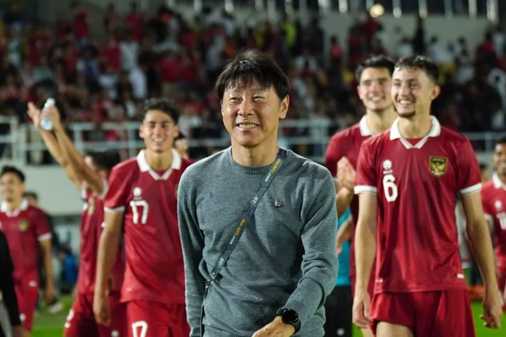 Shin Tae-yong bersama sejumlah pemain timnas Indonesia. Dok. Sportainment. Jawa Pos. Lima Tahun Tangani Timnas Indonesia, Ini Capaian Shin Tae-yong