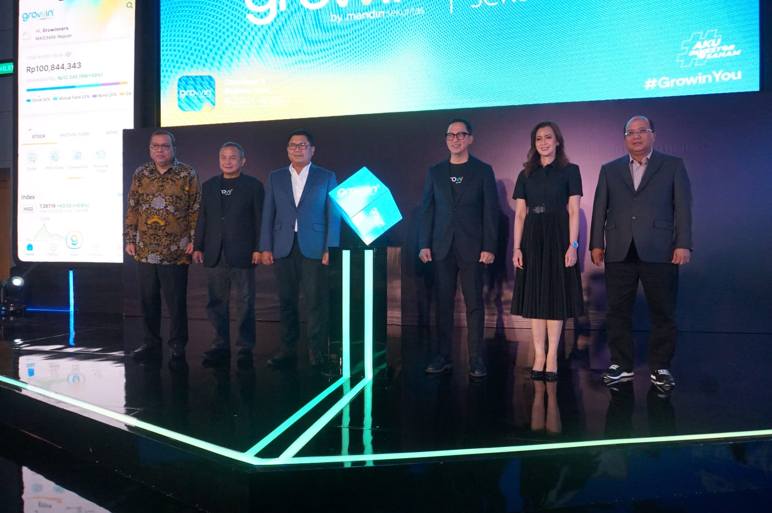 Kiri ke kanan: Iman Rachman - Direktur Utama PT Bursa Efek Indonesia, Hoesen - Komisaris Utama dan Komisaris Independen Mandiri Sekuritas, Darmawan Junaidi - Direktur Utama Bank Mandiri , Oki Ramadhana - Direktur Utama Mandiri Sekuritas, Alexandra Askandar - Wakil Direktur Utama Bank Mandiri, Riduan - Direktur Corporate Banking Bank Mandiri saat meluncurkan aplikasi Growin' by Mandiri Sekuritas, di Main Hall Bursa Efek Indonesia, Jakarta, 9 Januari 2025. DOK/Mandiri Sekuritas Mandiri Sekuritas Luncurkan Aplikasi Digital Trading Platform Growin'