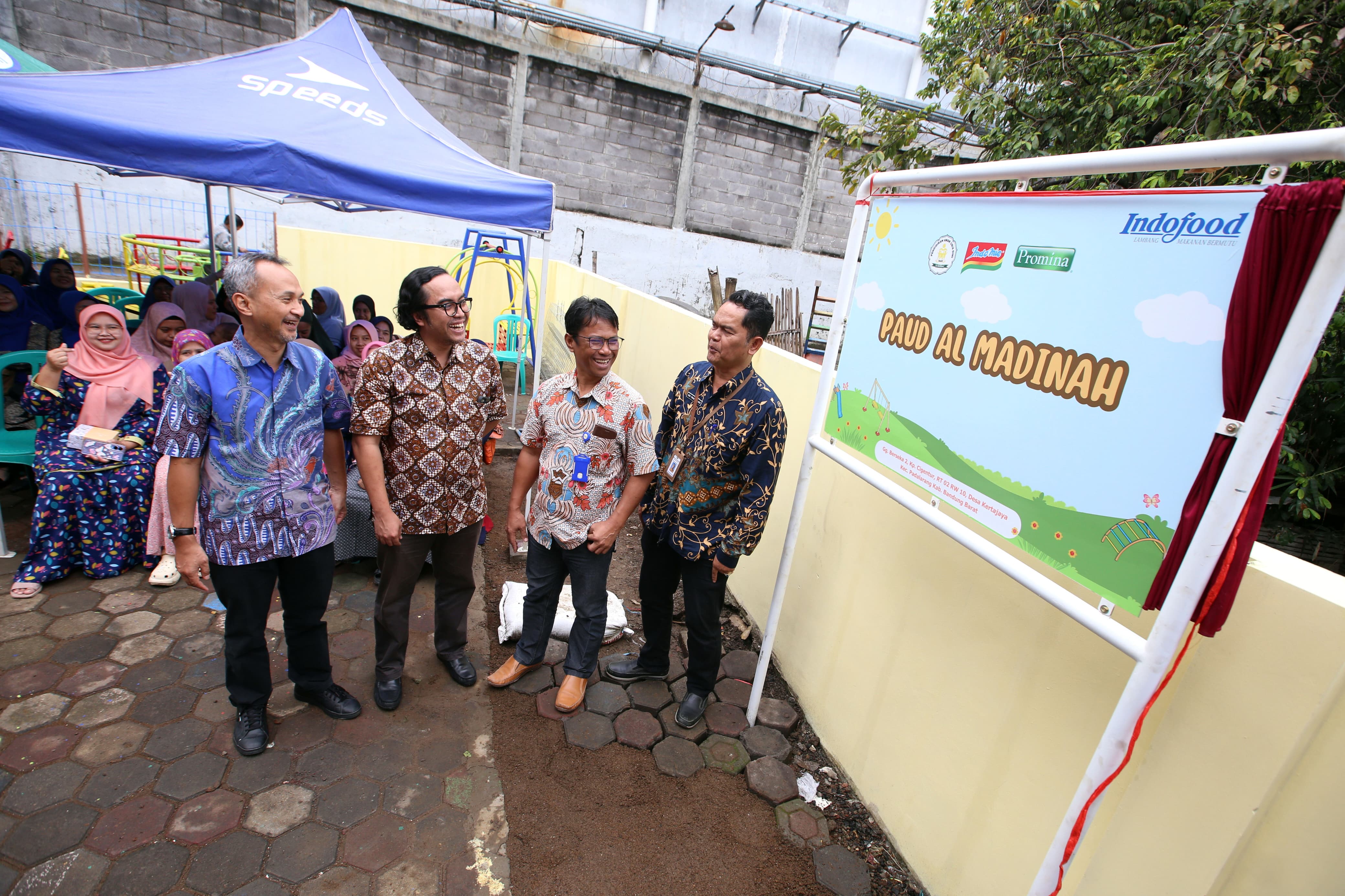 Head Of Human Resources Divisi Nutrition And Special Food PT Indofood CBP Sukses Makmur Tbk. (ICBP) Deny Suganda (dari kiri), Head Of Corporate Social Responsibility Dept. PT Indofood Sukses Makmur Tbk (Indofood Group) Bimantoro Panji Triadi, dan Branch Human Resource Manager Divisi Noodle ICBP Suharto berbincang dengan Kepala Bidang Pendidikan Anak Usia Dini dan Non Formal Dinas Pendidikan Kabupaten Bandung Barat Edi Tri Kurniadi usai meresmikan Taman Bermain Ramah Anak di area PAUD AI Madinah, Desa Kertajaya, Kecamatan Padalarang, Kabupaten Bandung Barat, Jawa Barat, Kamis (9/1/2025). Dok. Ist. Resmikan Taman Bermain PAUD, Ini Tanggung Jawab Sosial Indofood