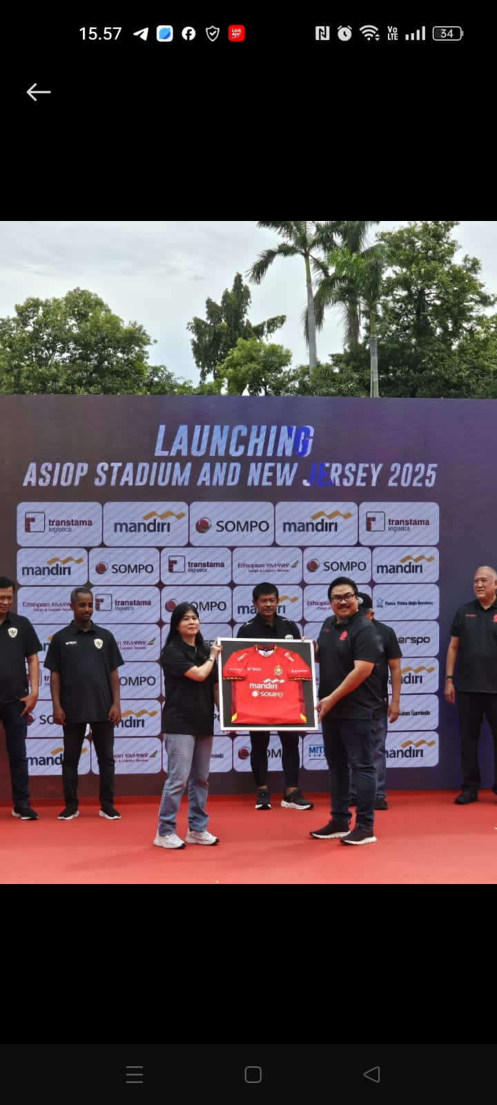 Direktur PT Sompo Insurance Indonesia (Sompo), Yolanda Widjaja (kiri), dan Chairman ASIOP, Ade Wellington (kanan), saat seremonial peluncuran jersey baru ASIOP di Jakarta, Sabtu (18/1/2025). Peluncuran ini sekaligus menekankan dukungan Sompo Indonesia dalam mendorong hidup yang lebih sehat bagi generasi muda melalui olahraga serta menggugah kesadaran untuk masa depan yang lebih baik. Dok. Ist. ASIOP Resmikan Stadion Kebanggaan dan Jersey 2025 Produksi Erspo