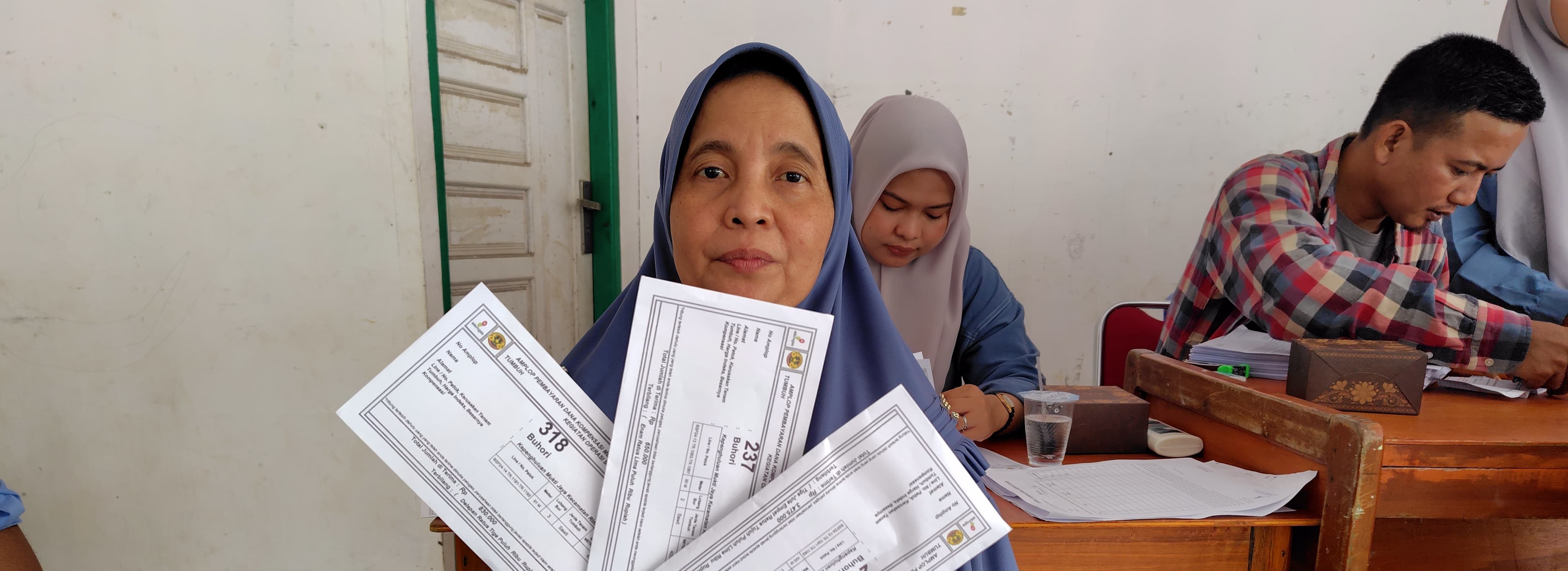 Petani penggarap perkebunan sawit di Kepenghuluan Mukti Jaya Kecamatan Rimba Melintang Kabupaten Rokan Hilir menerima dana kompensasi Survei Seismik 2D di wilayah kerja Coastal Plain Pekanbaru dari PT Bumi Siak Pusako. Dok. Ist. Ratusan Petani Terima Dana Kompensasi dari Bumi Siak Pusako