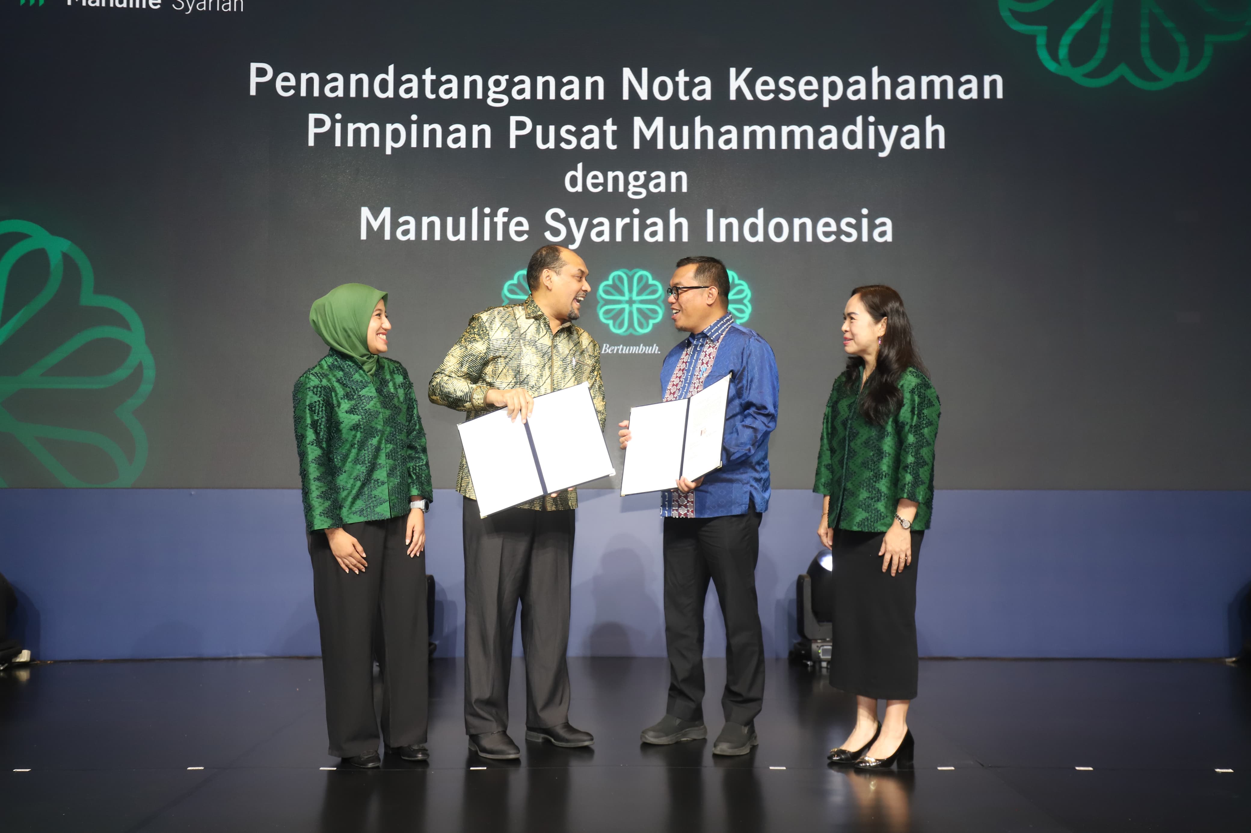 PT Asuransi Jiwa Manulife Indonesia Syariah (Manulife Syariah Indonesia) dengan bangga menandai peluncurannya sebagai entitas syariah independen global pertama dalam 127 tahun sejarah Manulife Financial. Dalam momen bersejarah ini, Manulife Syariah Indonesia juga menandatangani Nota Kesepahaman (MoU) dengan PP Muhammadiyah pada 20 Januari 2025, menegaskan komitmennya untuk memajukan ekonomi syariah di Indonesia. dok. Manulife. Manulife Syariah Indonesia Jalin Kemitraan Strategis Bersama Komunitas