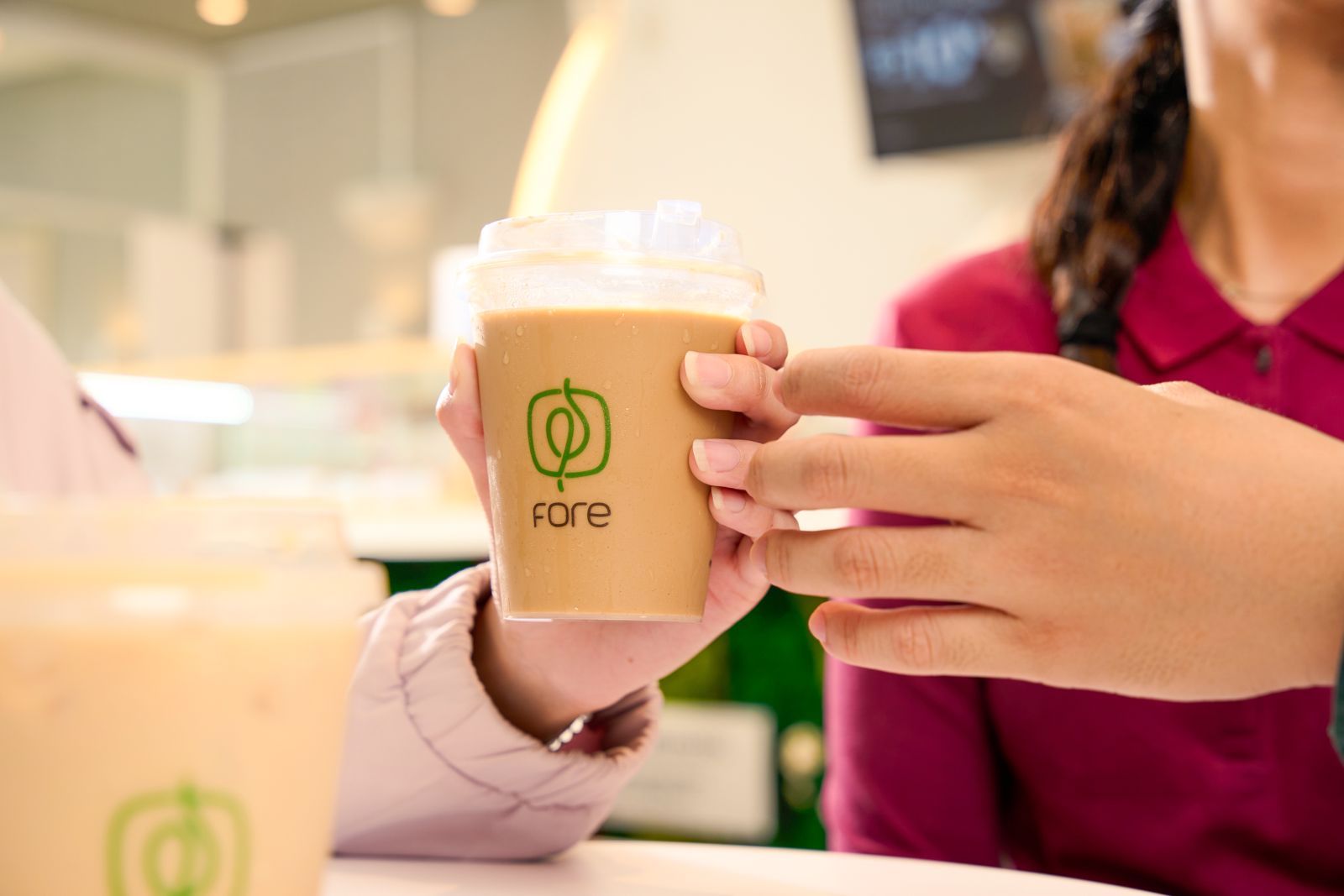 Pengunjung menunjukkan produk kopi premium harga miring besutan Fore Coffee. FOTO - ISTIMEWA Sajikan Produk Premium, Fore Coffee Rajai Pasar Kopi Nasional