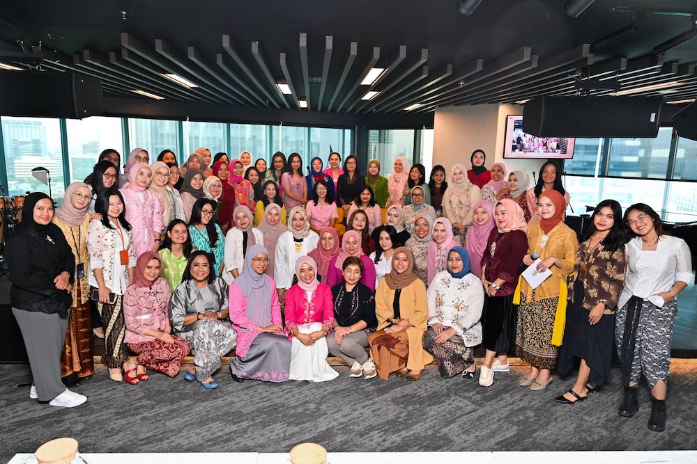 KOMPAK - Karyawan perempuan SIG saat peringatan Hari Kartini di Kantor Pusat SIG di Jakarta, pada 21 April 2024. FOTO - ISTIMEWA Keren! 25 Persen Kaum Hawa Isi Posisi Strategis SIG (SMGR)