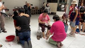 Suasana acara basuh kaki di Gedung Rasa Dharma, Kawasan Pecinan, Kecamatan Semarang Utara, Kota Semarang, Jawa Tengah, Senin (27/1/2025). dok. Arina Zulfa Ul Haq/detikJateng. Sambut Imlek, Warga Tionghoa di Semarang Basuh Kaki Orang Tua