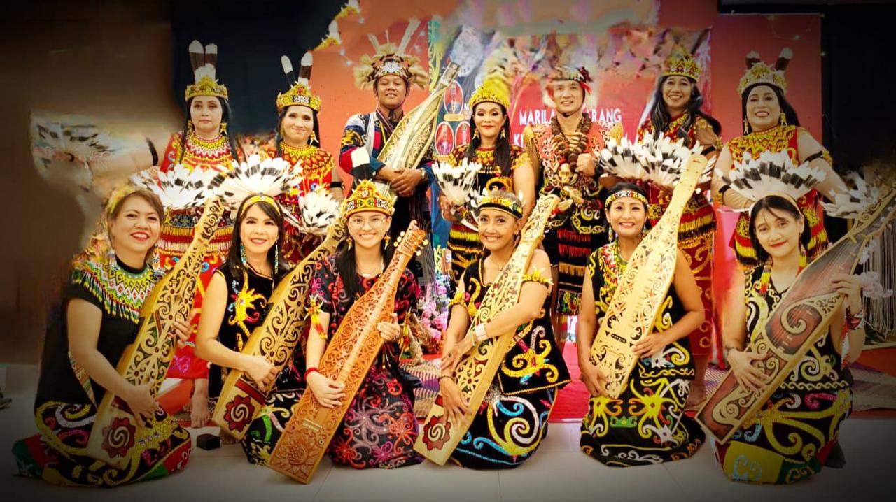 Slaras menampilkan beberapa anggota nya yang tidak hanya menari Datun Julud, namun juga memainkan Sape mengiringi tarian tersebut. DOK/ISTIMEWA SlarasBudaya Pada Perayaan Natal Warga Kalimantan se-Jabodetabek