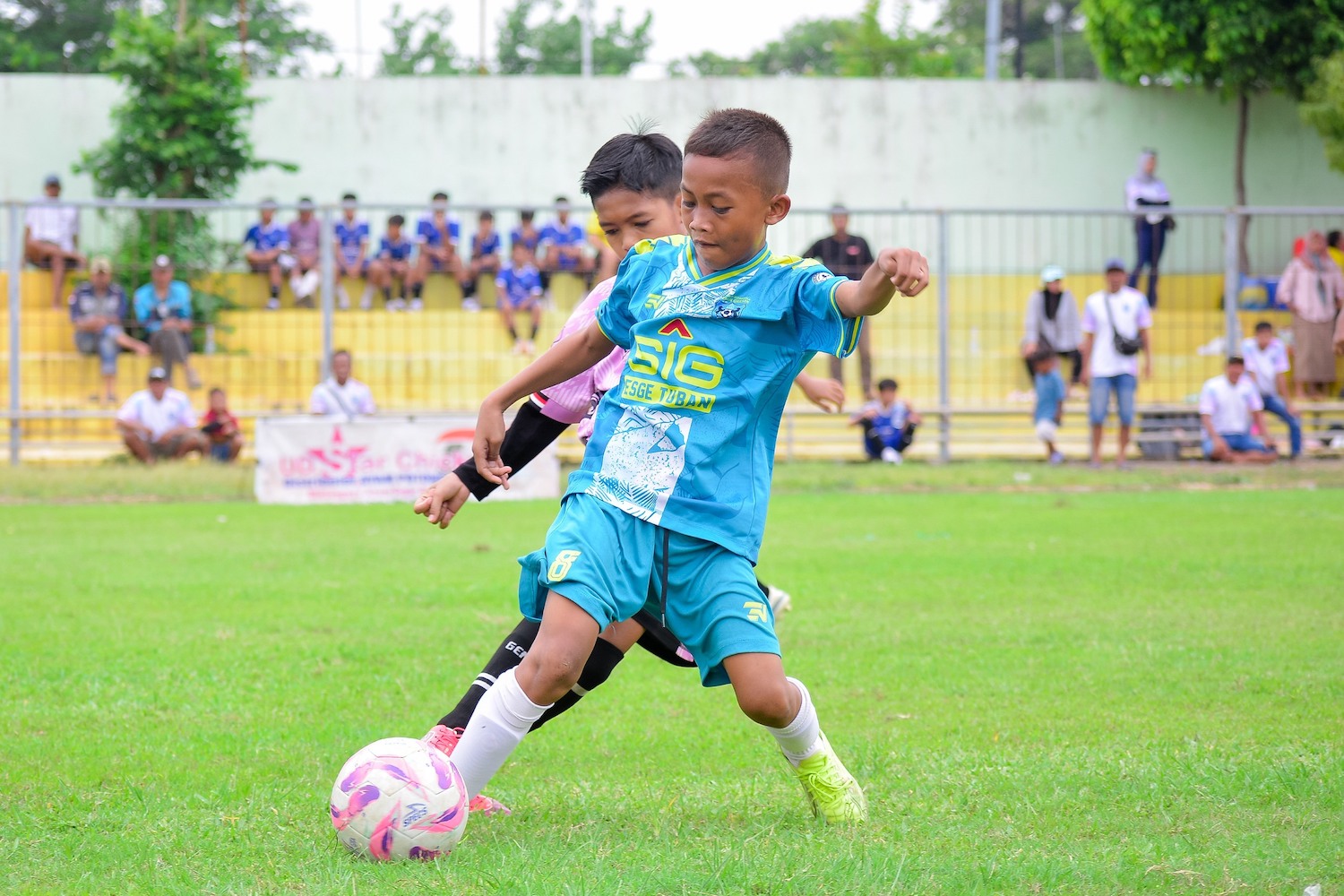 POTENSIAL - Tim SSB SIG Tuban saat melawan tim Gendoel Football Academy pada ajang final Piala ASSEKAB 2024 Tuban kelompok usia 10 tahun, pada 15 Desember 2024. FOTO - ISTIMEWA Pupuk Talenta Muda, SIG (SMGR) Fasilitasi SSB Usia Dini 7-17 Tahun