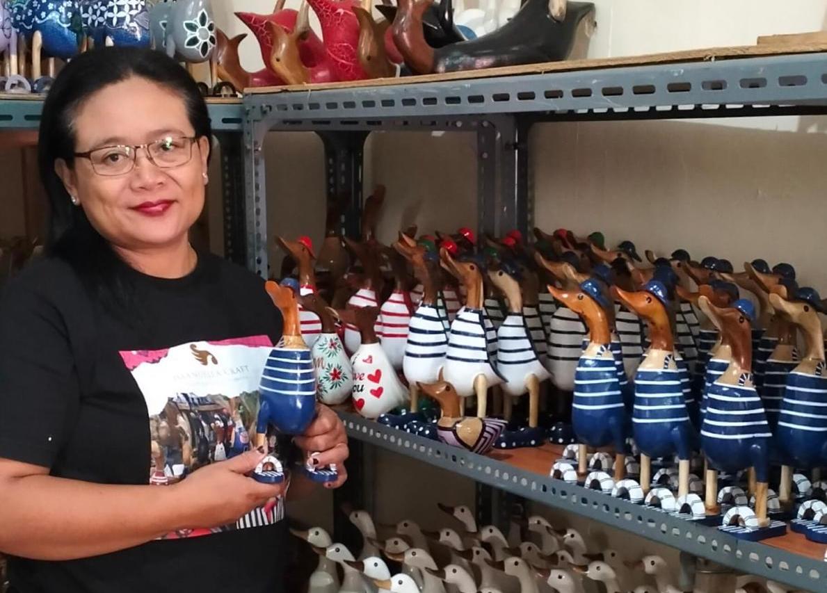 Novi Ekawati menunjukkan patung bebek bambu untuk ekspor pasar Eropa. FOTO - ISTIMEWA Kreatif! Patung Bebek Surakarta Invasi Benua Eropa
