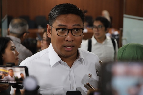 Wakil Menteri Pertanian (Wamentan) Sudaryono menjelaskan alasan pemerintah mencabut aturan rafaksi terkait pembelian Gabah Kering Panen (GKP) petani. Jamin Kepastian Harga Panen Gabah, Pemerintah Cabut Aturan Rafaksi