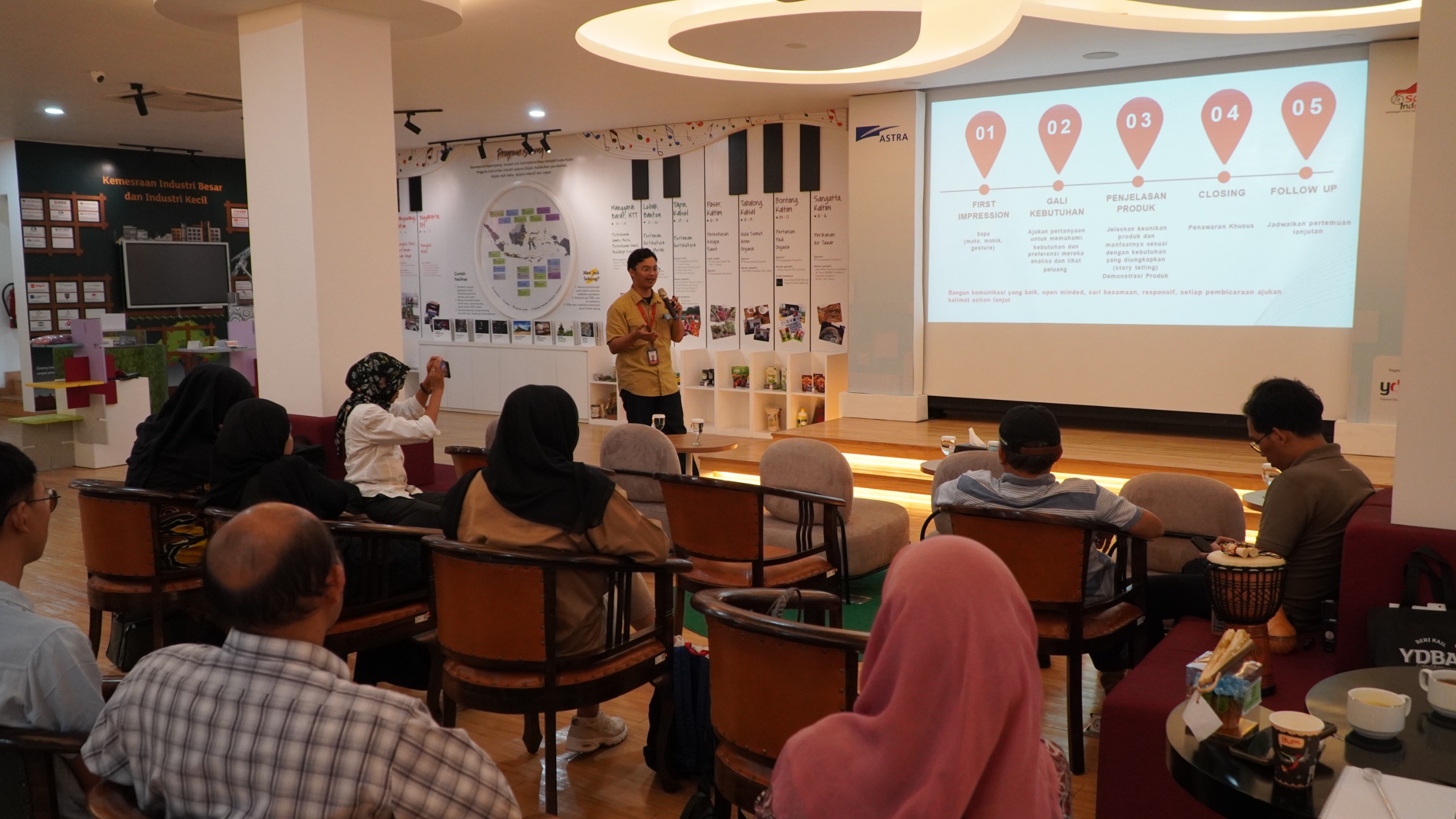 Suasana pembekalan Pameran Inacraft 2025 untuk UMKM Astra dan DSA di Galeri YDBA Jakarta, Selasa (4/2/2025). Selama 5 hari, sejak 5-9 Februari 2025 Astra akan menghadirkan 6 UMKM binaan dan 3 produk unggulan DSA di Pameran Inacraft 2025 di JCC Jakarta. Dok. Astra. Selama 5 Hari, Produk Unggulan UMKM Astra akan Hadir di Inacraft 2025