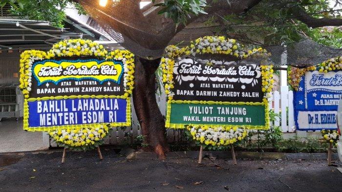 Karangan bunga atas meninggalnya Menteri ESDM era SBY, Darwin Zahedy Saleh. Dok. Tribunnews. Pimpin Pemakaman Menteri ESDM Era SBY, Ini Kenangan Bahlil Lahadalia