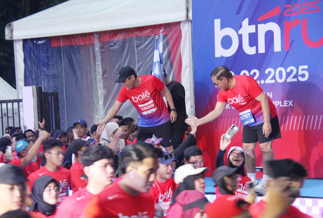 Direktur Utama BTN Nixon LP Napitupulu bersama Gubernur DKI Jakarta Terpilih Pramono Anung bersalaman dengan peserta BTN Run dalam rangka Road to BTN Jakarta International Marathon (JAKIM) 2025 di Jakarta, Minggu (9/2). (Foto: Endang Muchtar) 75 Tahun, BTN Gelar Round Road to BTN JAKIM 2025
