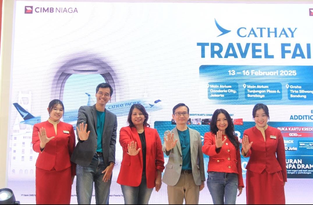 Head of Credit Card, Merchant & Personal Financing Business CIMB Niaga Trisna L.M. Siahaan (ketiga kiri) bersama Cathay Country Manager Indonesia Tony Sham (ketiga kanan), Card Usage, Acquisition & Partnership Head CIMB Niaga Dina Merlina Chrisnady (kedua kanan), dan Cathay Regional Head of Customer Travel and Lifestyle Southeast Asia Jonathan Ng (kedua kiri) dalam pembukaan Cathay Travel Fair 2025 di Jakarta, Kamis (13/2/2025). CIMB Niaga (BNGA) Gelar Promo di Cathay Travel Fair 2025