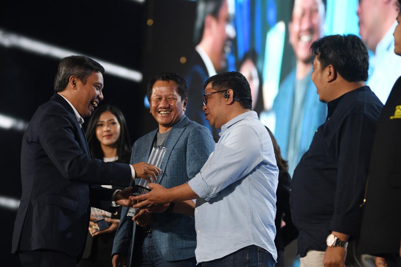 Direktur Utama BTN Nixon LP Napitupulu memberikan penghargaan kepada Ketua Umum Dewan Pertimbangan Pusat (DPP) Realestat Indonesia (REI) Joko Suranto, Ketua Umum Asosiasi Pengembang Perumahan dan Permukiman Seluruh Indonesia (APERSI) Junaidi Abdillah, dan Ketua Umum Himpungan Pengembang Perumahan Rakyat (Himperra) Ari Tri Priyono atas peran penting sebagai mitra strategis BTN dalam membangun perumahan nasional dalam ajang BTN Awards 2025 di Jakarta, Sabtu (15/2). (Foto: Endang Muchtar Genap 75 Tahun, BTN Apresiasi Mitra, Desainer & Inovator Rumah