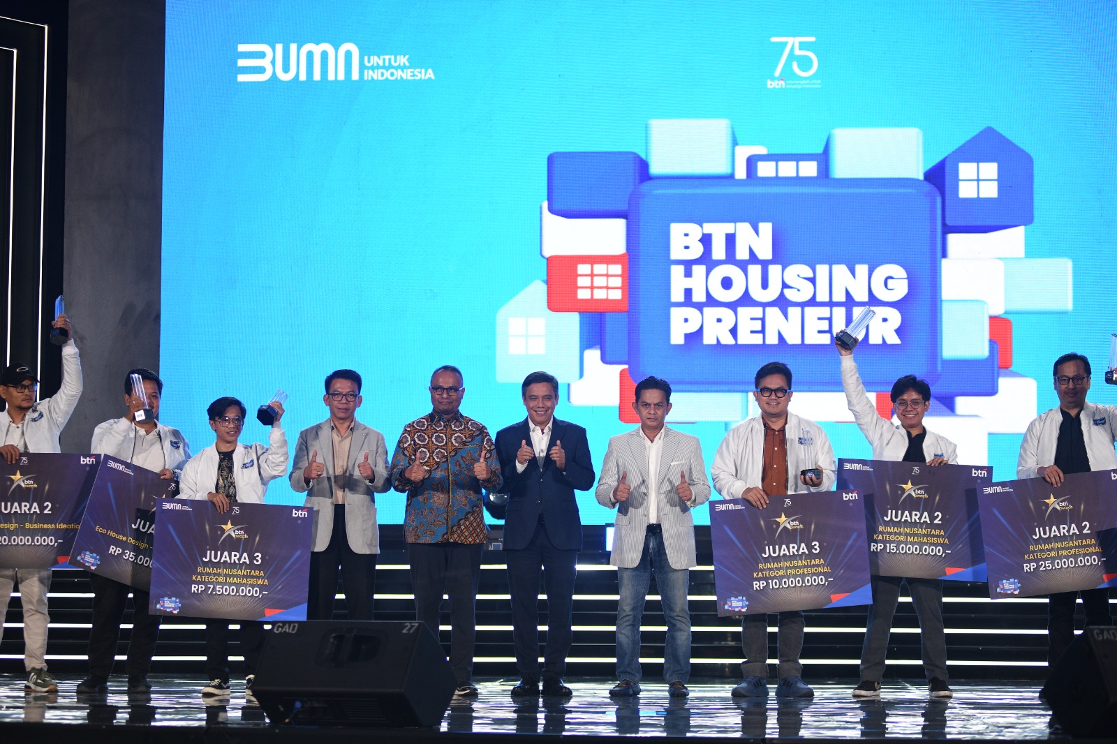 Bos BTN berfoto bersama para pemenang BTN Housingpreneur. FOTO - ISTIMEWA BTN Housingpreneur Sukses, Ini Kata Bos BBTN