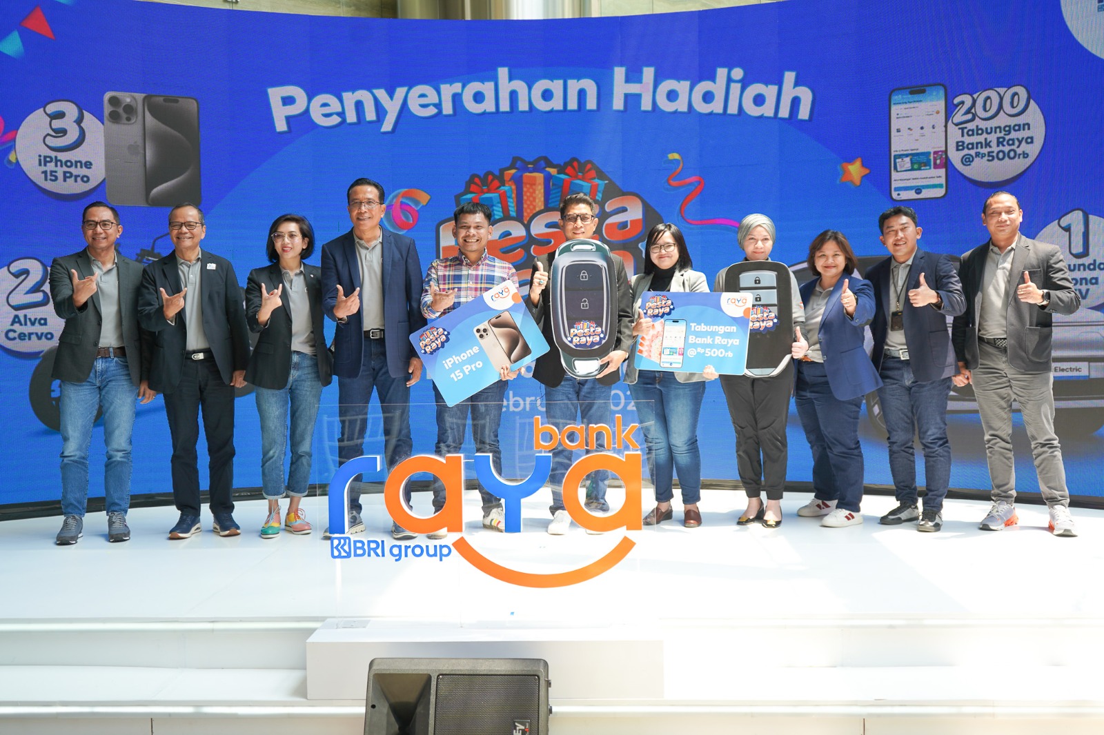 Para pemenang program Pesta Raya berfoto bersama usai menerima hadiah secara simbolis. FOTO - ISTIMEWa Pesta Raya Sukses, Nasabah Baru AGRO Melejit 62 Persen