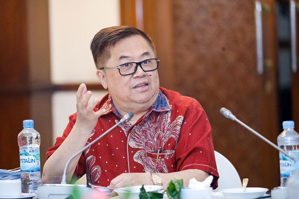 Anggota Komisi VI DPR RI, Darmadi Durianto meminta masyarakat agar tidak perlu panik dan menarik dana besar-besaran dari bank pemerintah terkait pembentukan Pengelolaan Investasi Daya Anagata Nusantara (BPI Danantara). Danantara Diawasi DPR, Masyarakat Diminta Tak Panik Tarik Dana