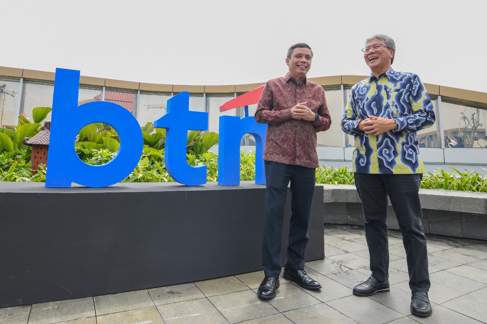 CEO BTN Nixon (kiri) berfose di depan Kantor Wilayah Jawa Barat. FOTO - ISTIMEWA Dorong Ekonomi Jabar, BTN Relokasi Kanwil ke Bandung