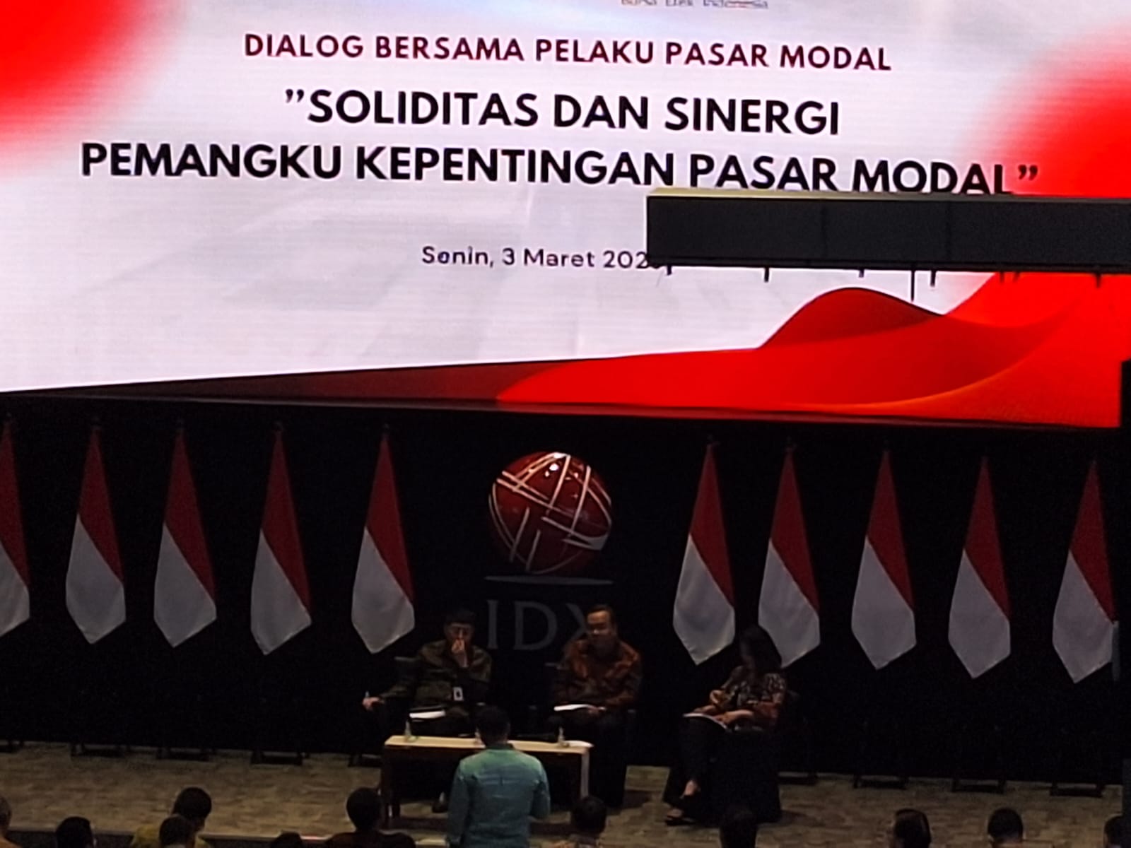 Otoritas Pasar modal, OJK dan BEI ketika pertemuan dengan anggota bursa OJK Tunda Short Selling, Kaji Buyback Tanpa RUPS